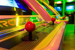 Decline of Traditional Arcades (Late 1990s-2000s)